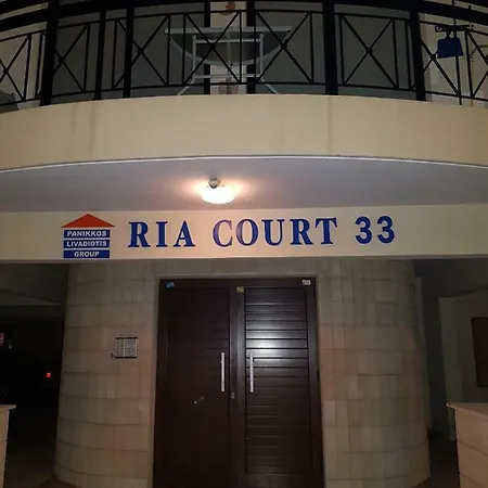 ρία Court 33 *